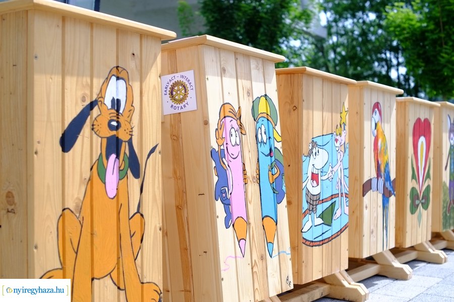 Festett hulladékgyűjtők átadása