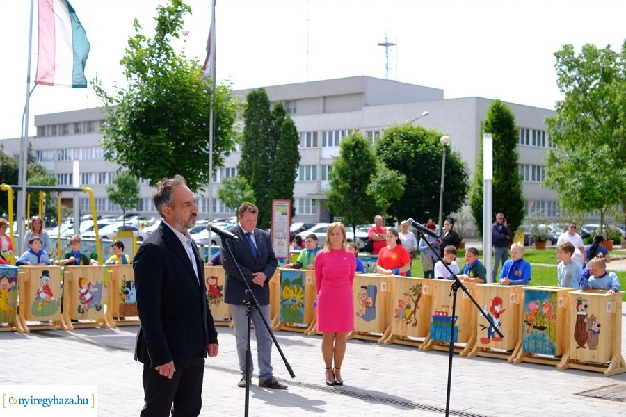 Festett hulladékgyűjtők átadása