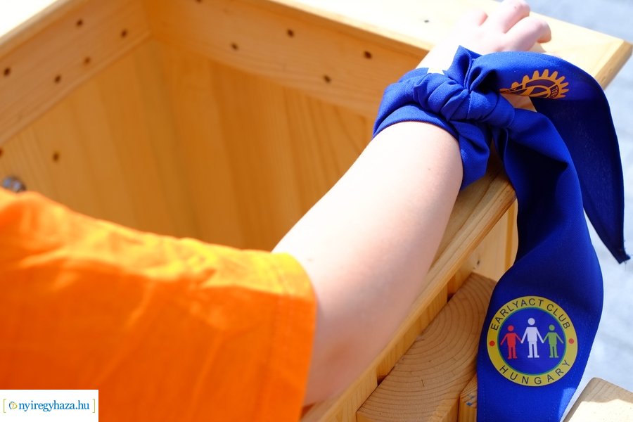 Festett hulladékgyűjtők átadása