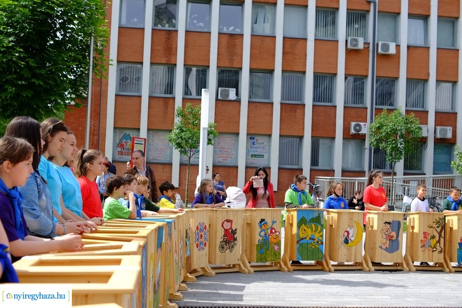 Festett hulladékgyűjtők átadása