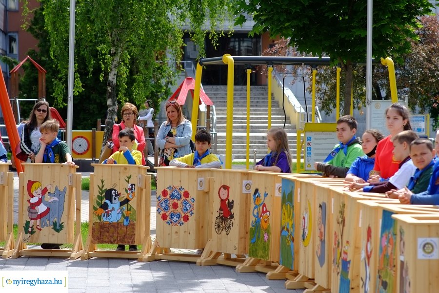 Festett hulladékgyűjtők átadása