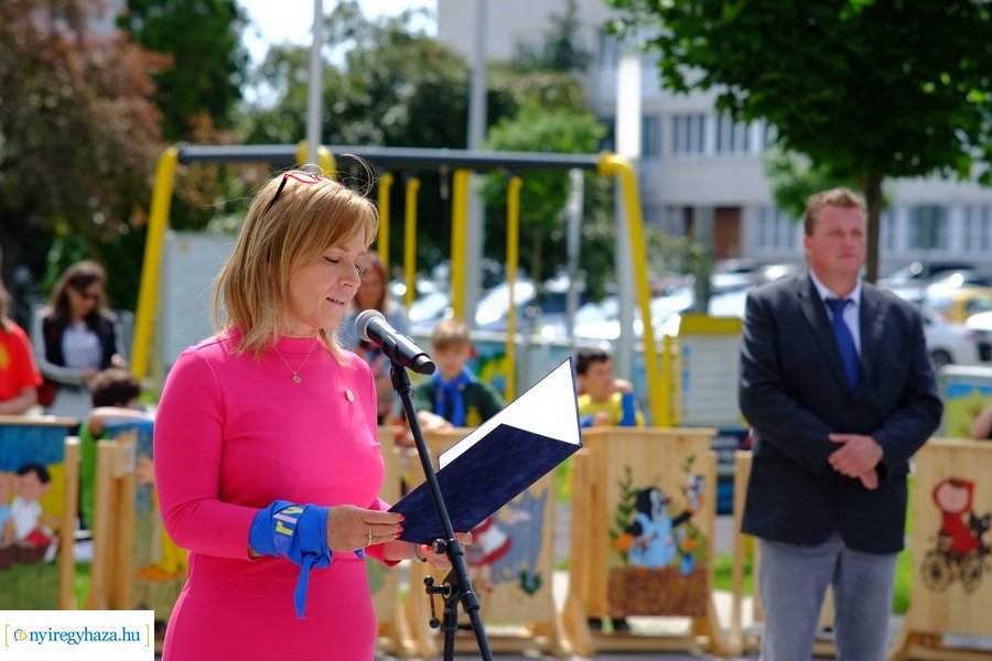 Festett hulladékgyűjtők átadása