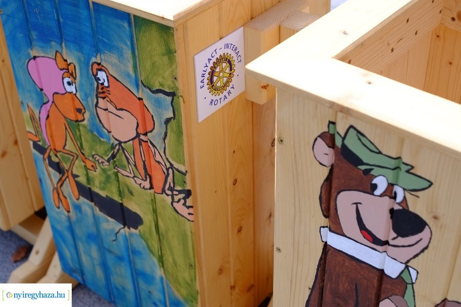 Festett hulladékgyűjtők átadása