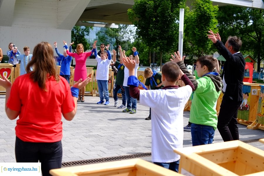 Festett hulladékgyűjtők átadása