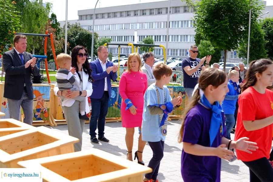 Festett hulladékgyűjtők átadása