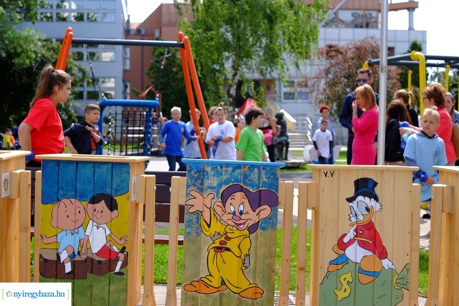 Festett hulladékgyűjtők átadása