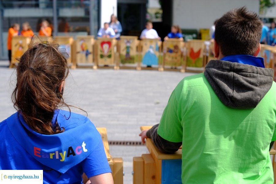 Festett hulladékgyűjtők átadása