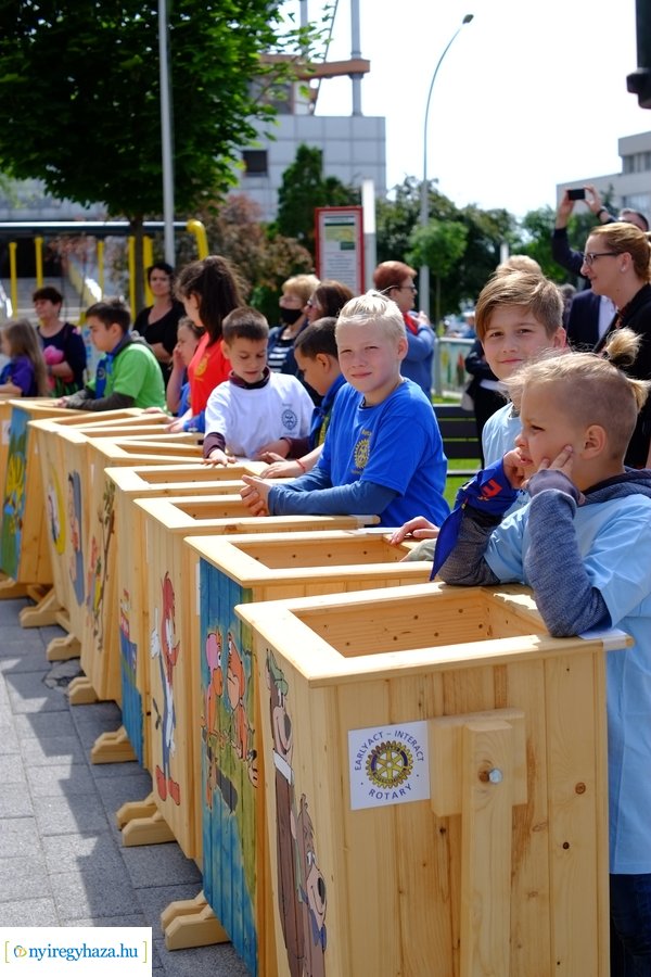 Festett hulladékgyűjtők átadása