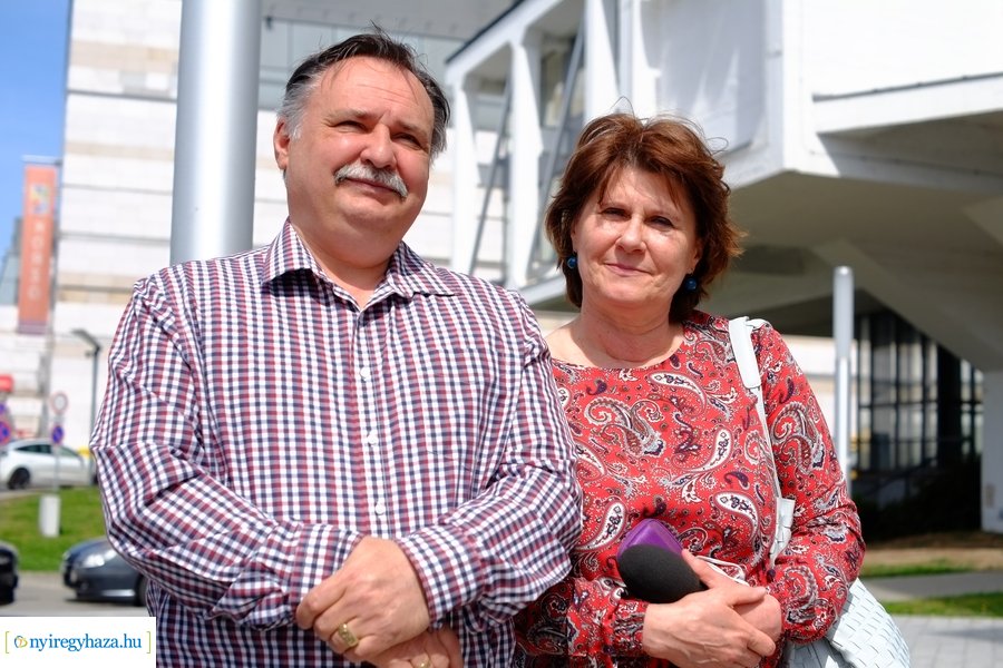 Festett hulladékgyűjtők átadása