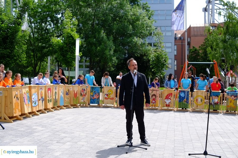 Festett hulladékgyűjtők átadása