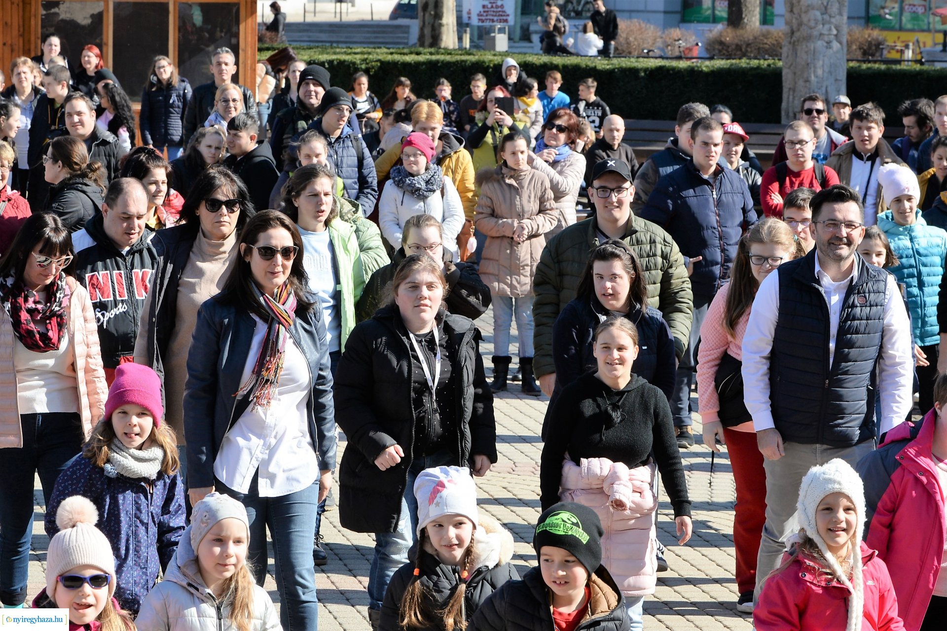 Flash mob a Down-szindróma Világnapján a Kossuth téren