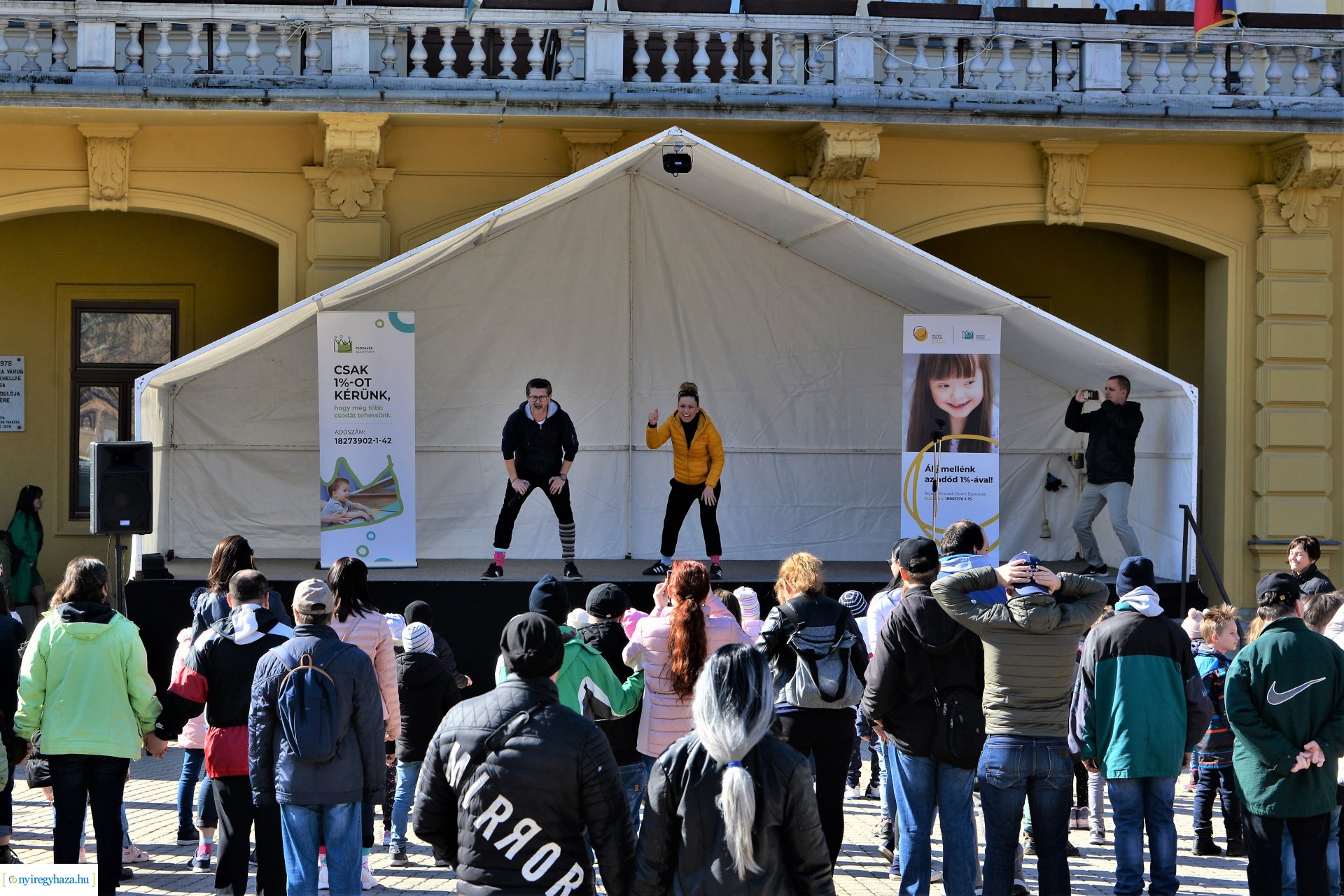 Flash mob a Down-szindróma Világnapján a Kossuth téren
