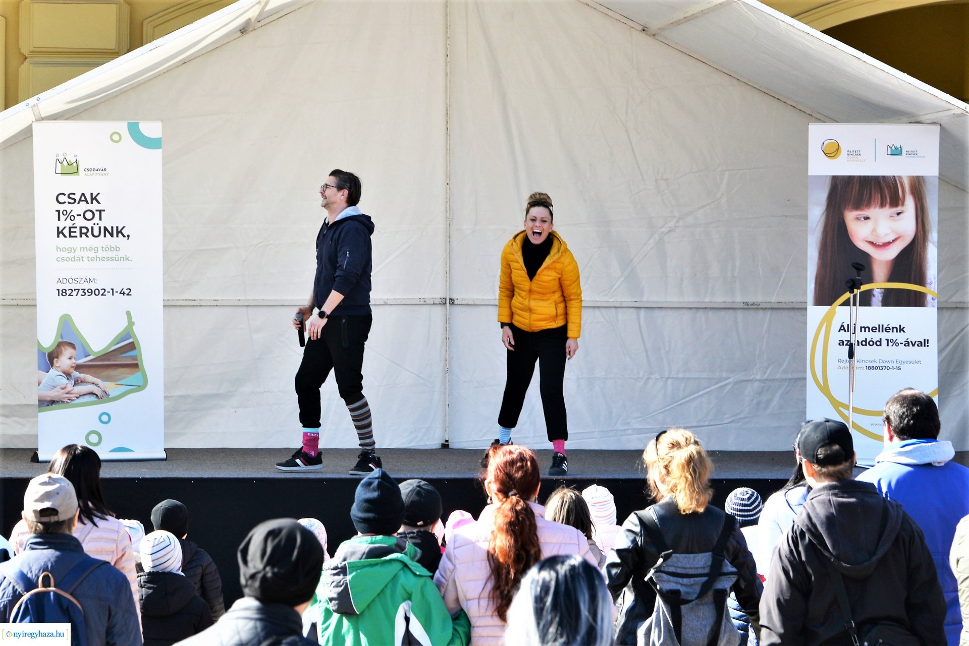 Flash mob a Down-szindróma Világnapján a Kossuth téren