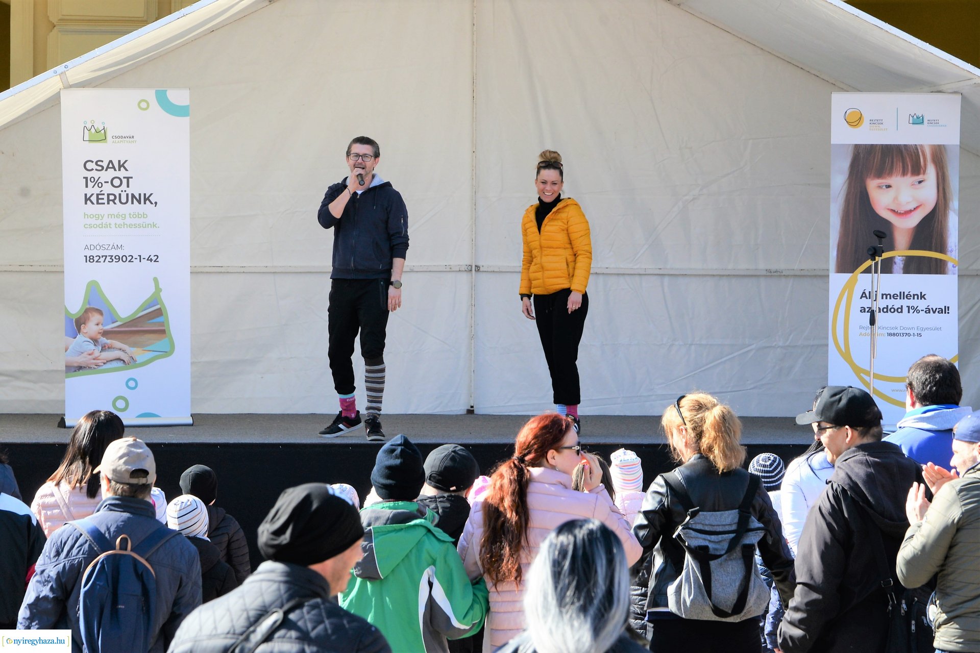 Flash mob a Down-szindróma Világnapján a Kossuth téren