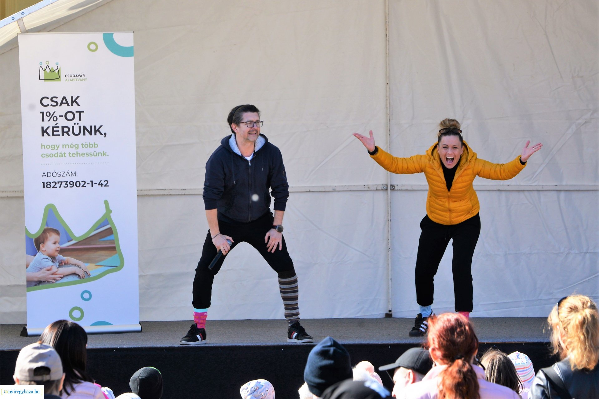 Flash mob a Down-szindróma Világnapján a Kossuth téren