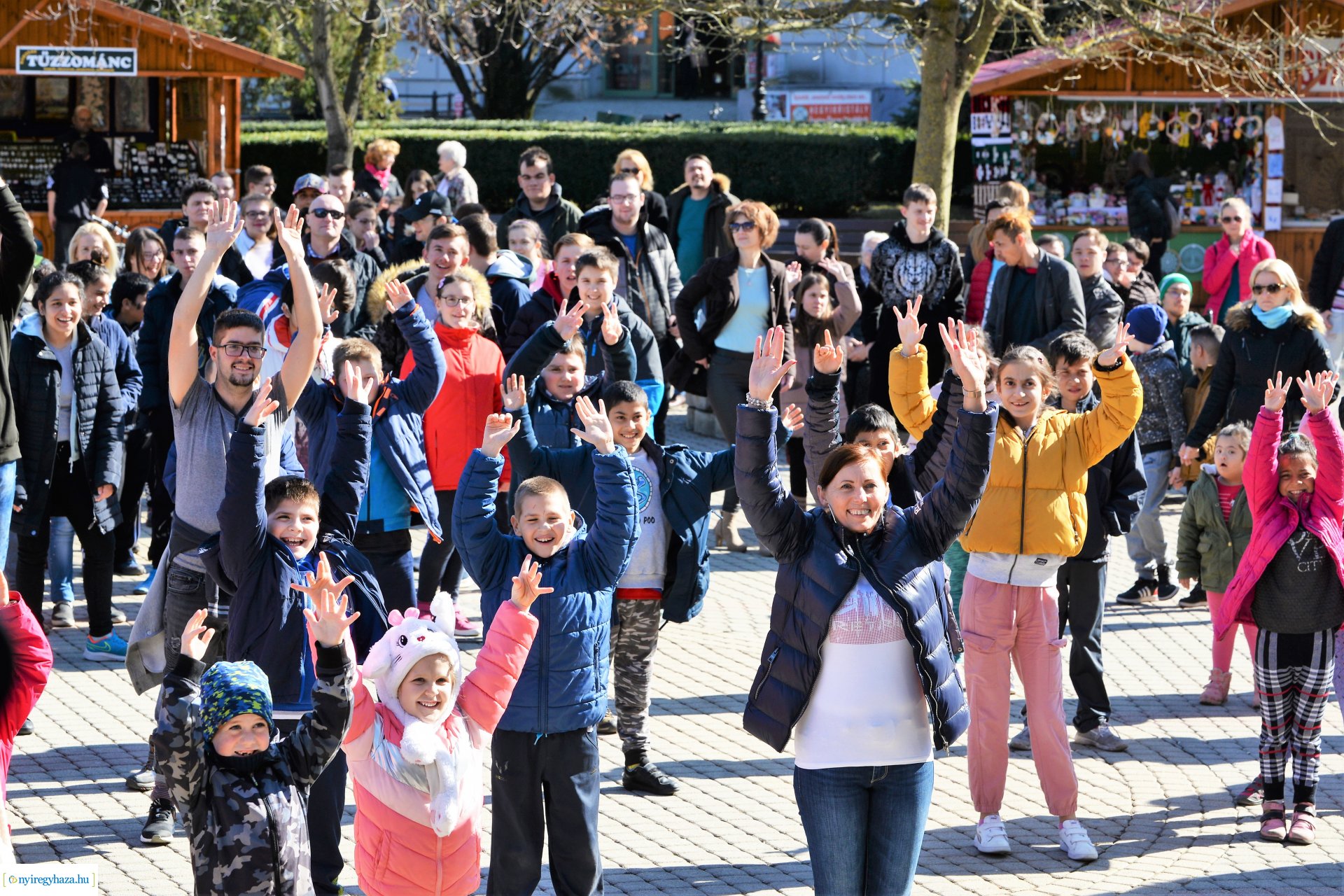 Flash mob a Down-szindróma Világnapján a Kossuth téren