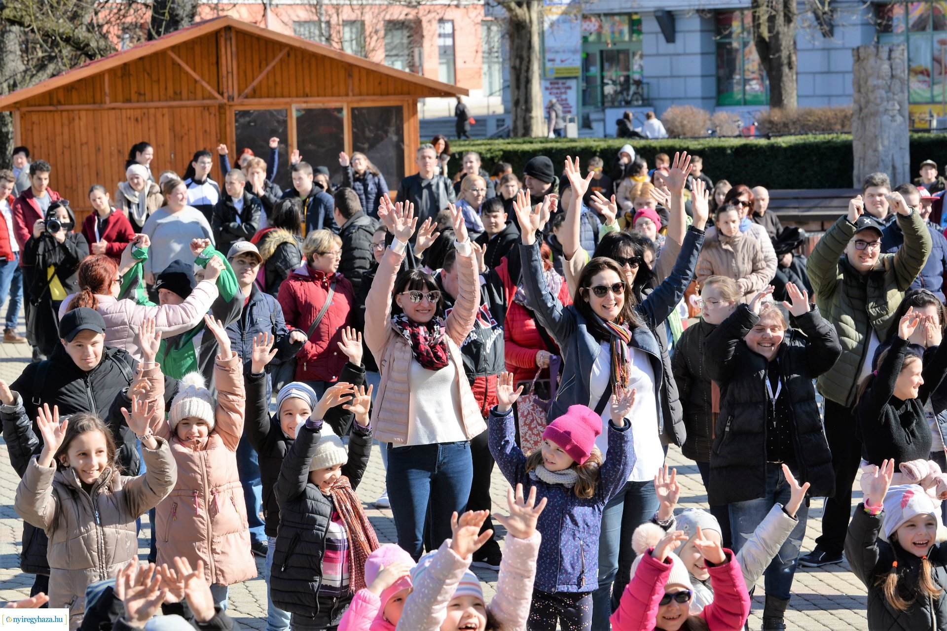 Flash mob a Down-szindróma Világnapján a Kossuth téren