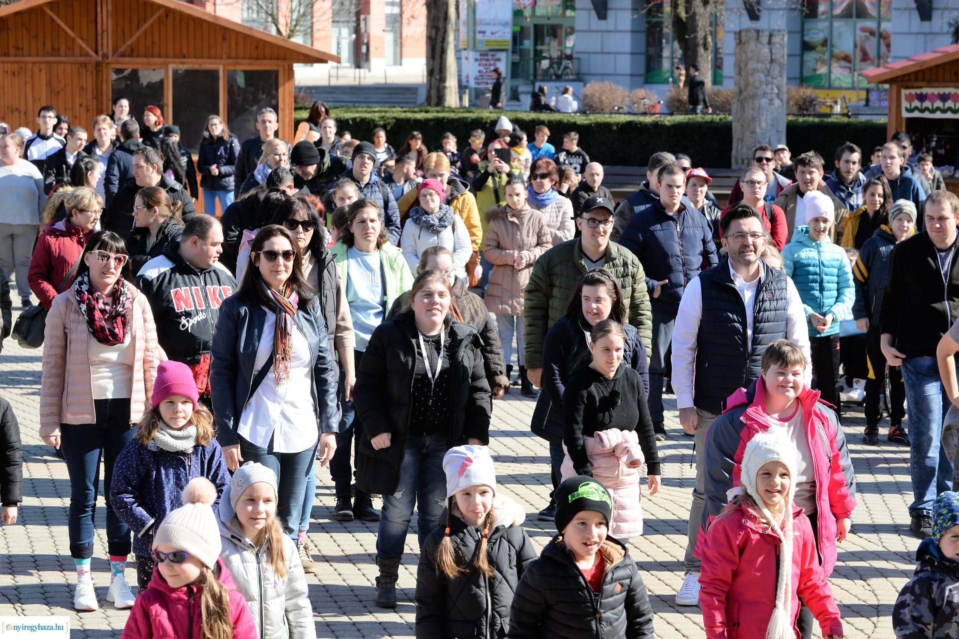Flash mob a Down-szindróma Világnapján a Kossuth téren
