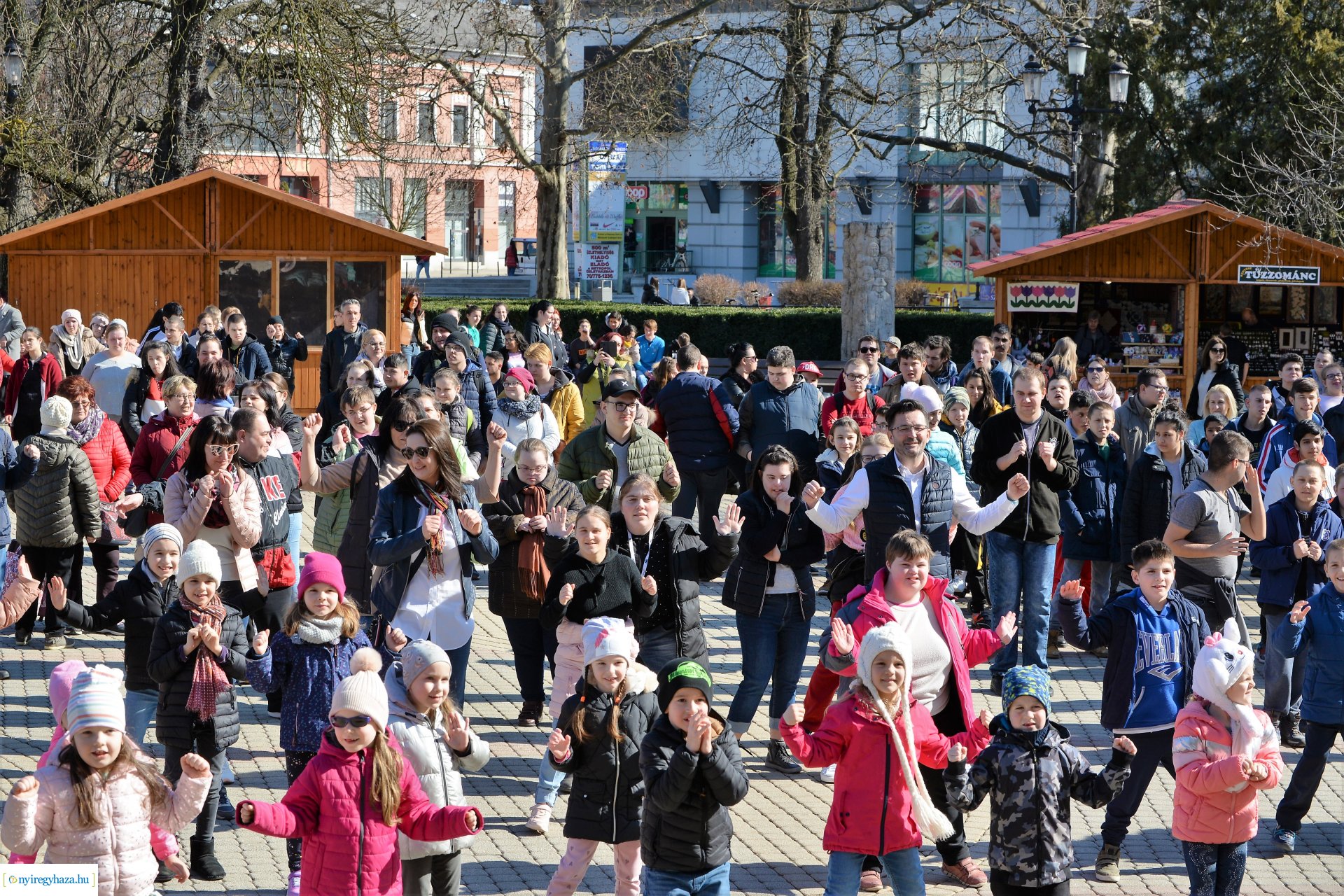 Flash mob a Down-szindróma Világnapján a Kossuth téren