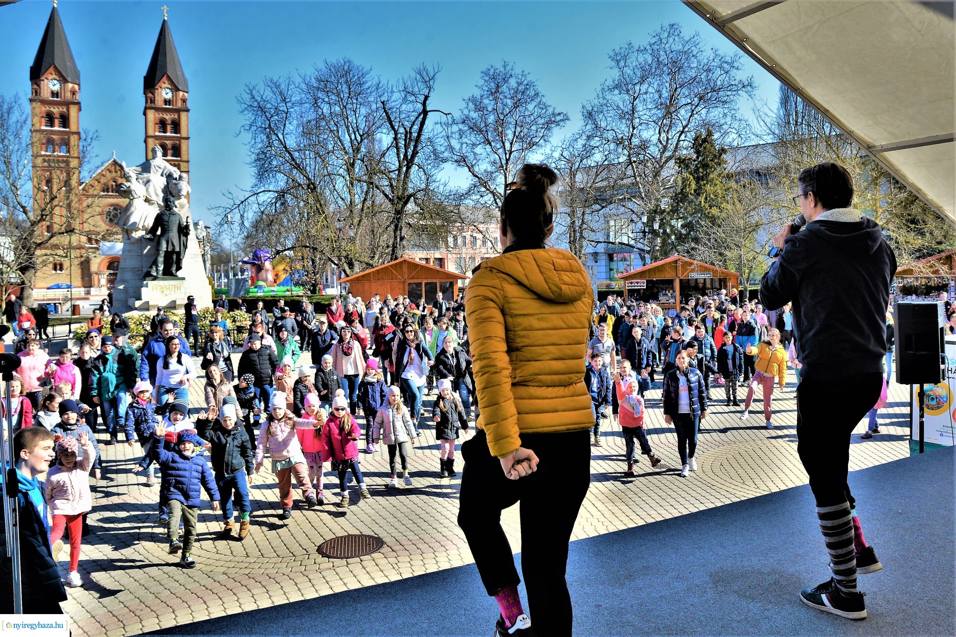 Flash mob a Down-szindróma Világnapján a Kossuth téren