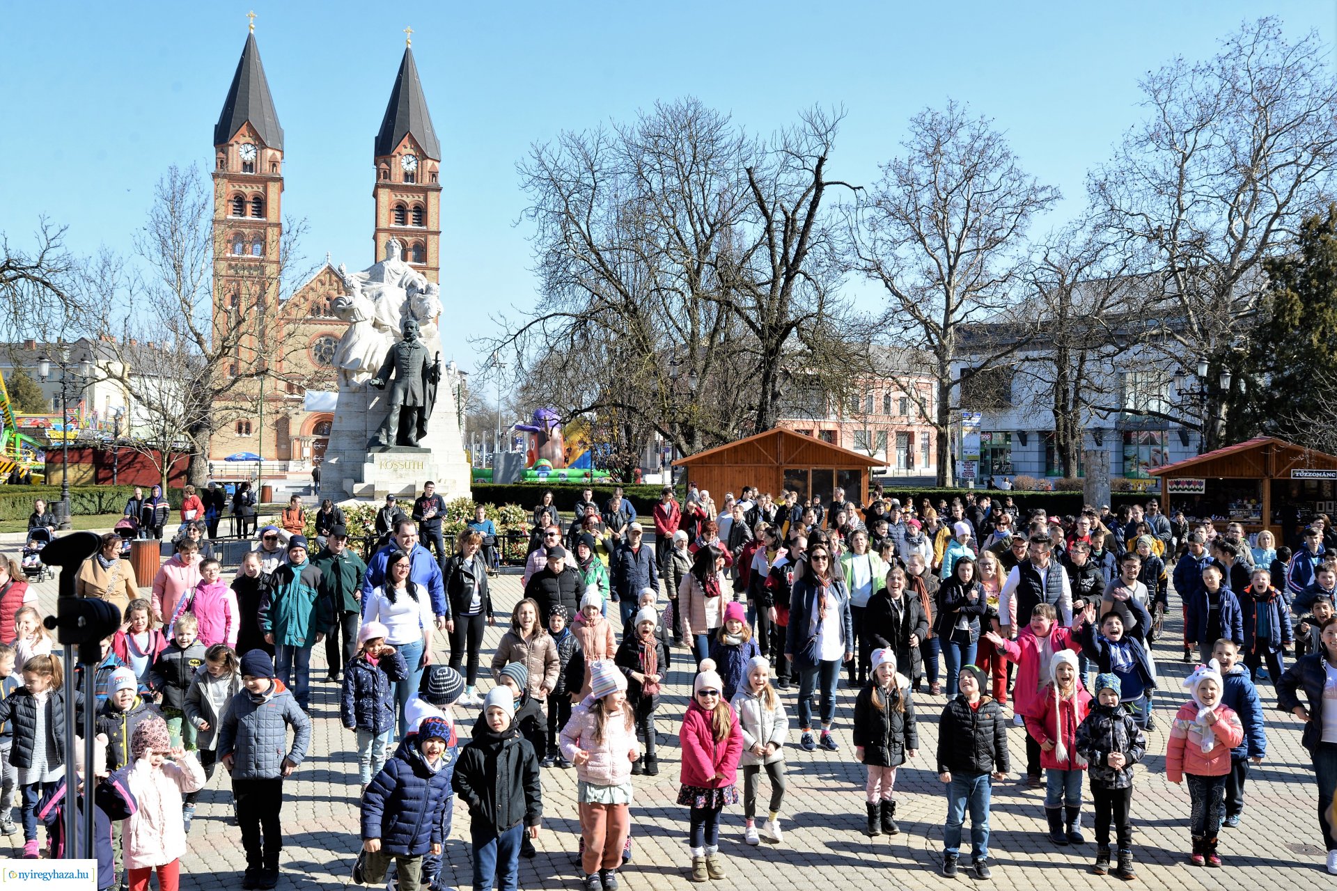 Flash mob a Down-szindróma Világnapján a Kossuth téren