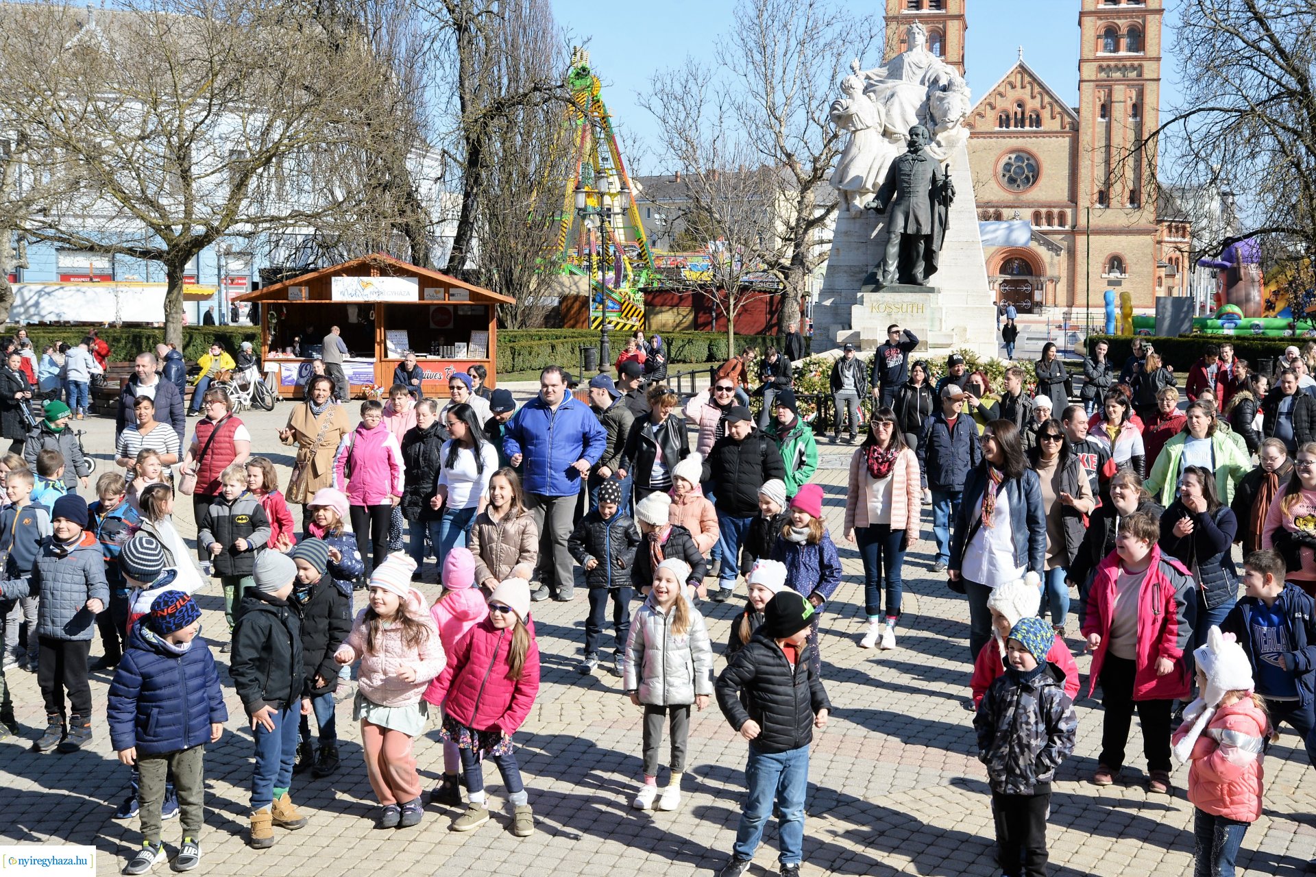 Flash mob a Down-szindróma Világnapján a Kossuth téren