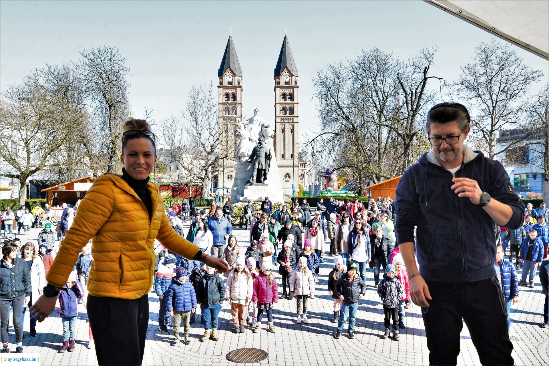 Flash mob a Down-szindróma Világnapján a Kossuth téren