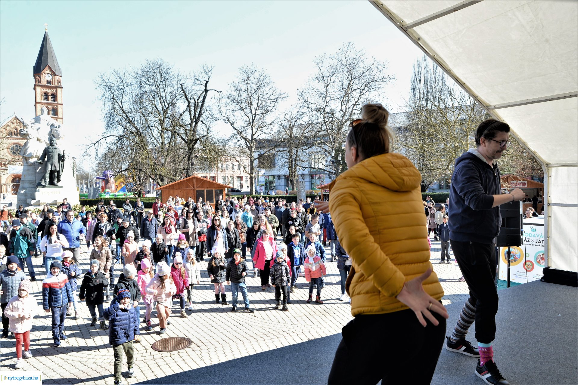Flash mob a Down-szindróma Világnapján a Kossuth téren