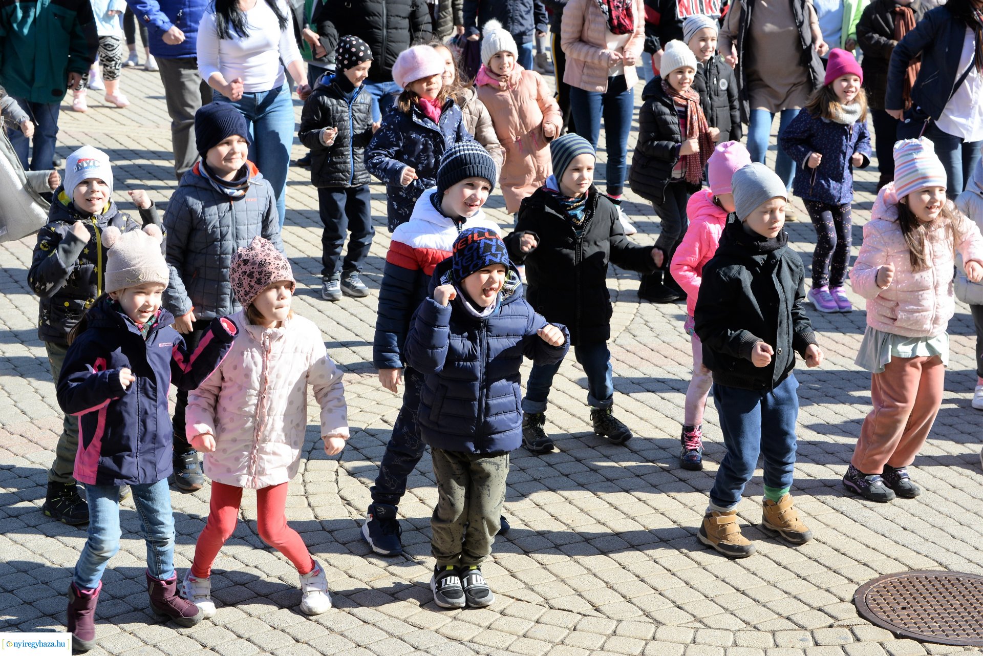 Flash mob a Down-szindróma Világnapján a Kossuth téren