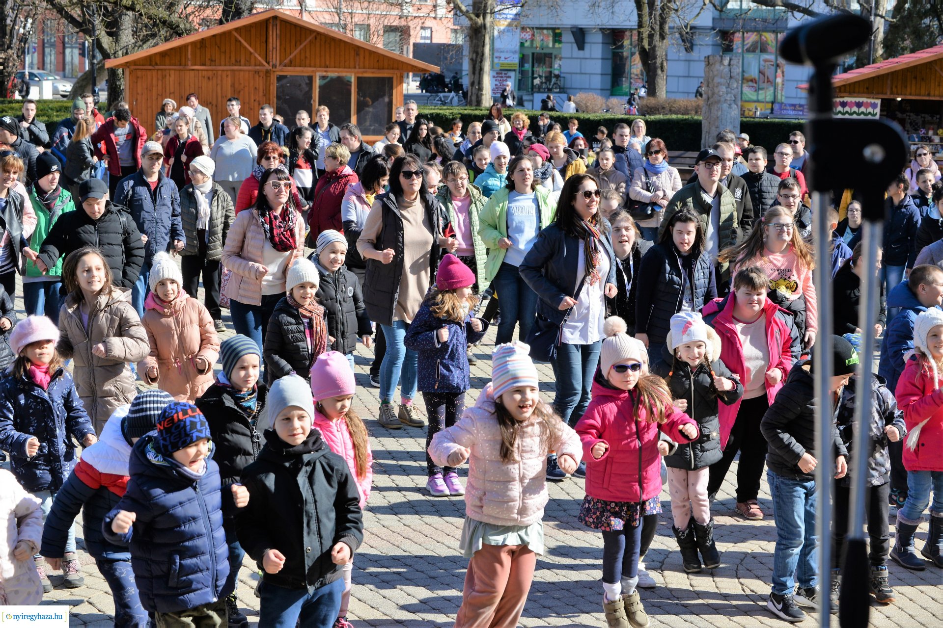 Flash mob a Down-szindróma Világnapján a Kossuth téren