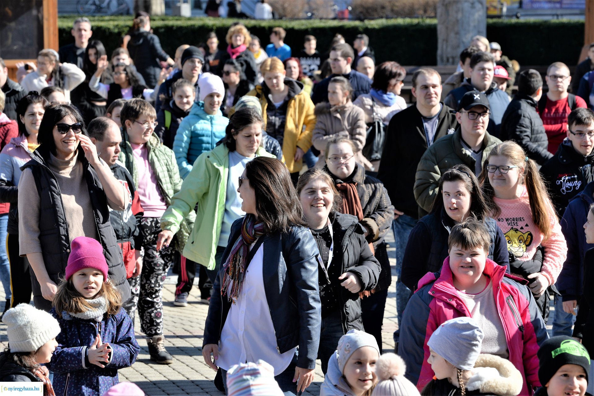 Flash mob a Down-szindróma Világnapján a Kossuth téren