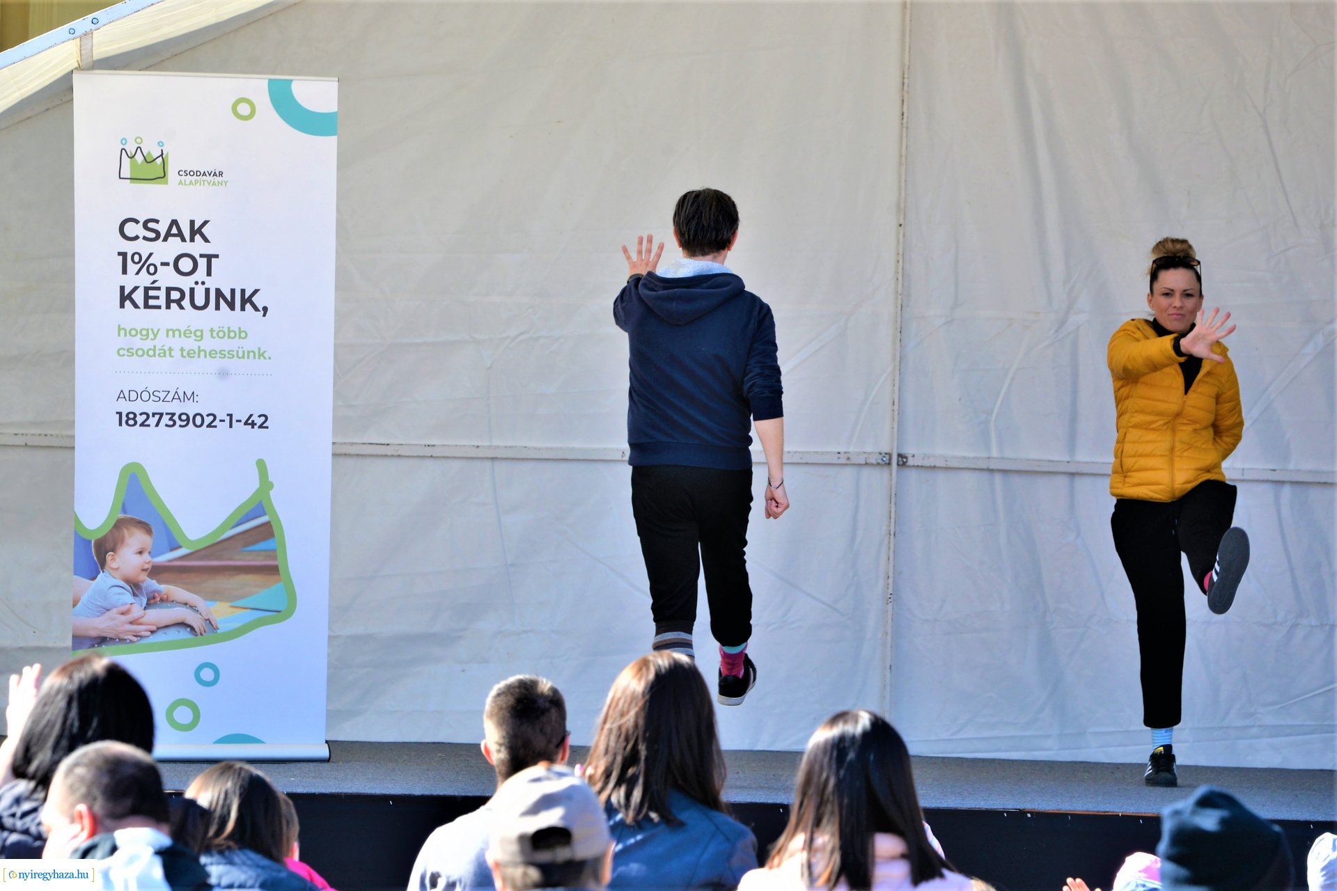 Flash mob a Down-szindróma Világnapján a Kossuth téren
