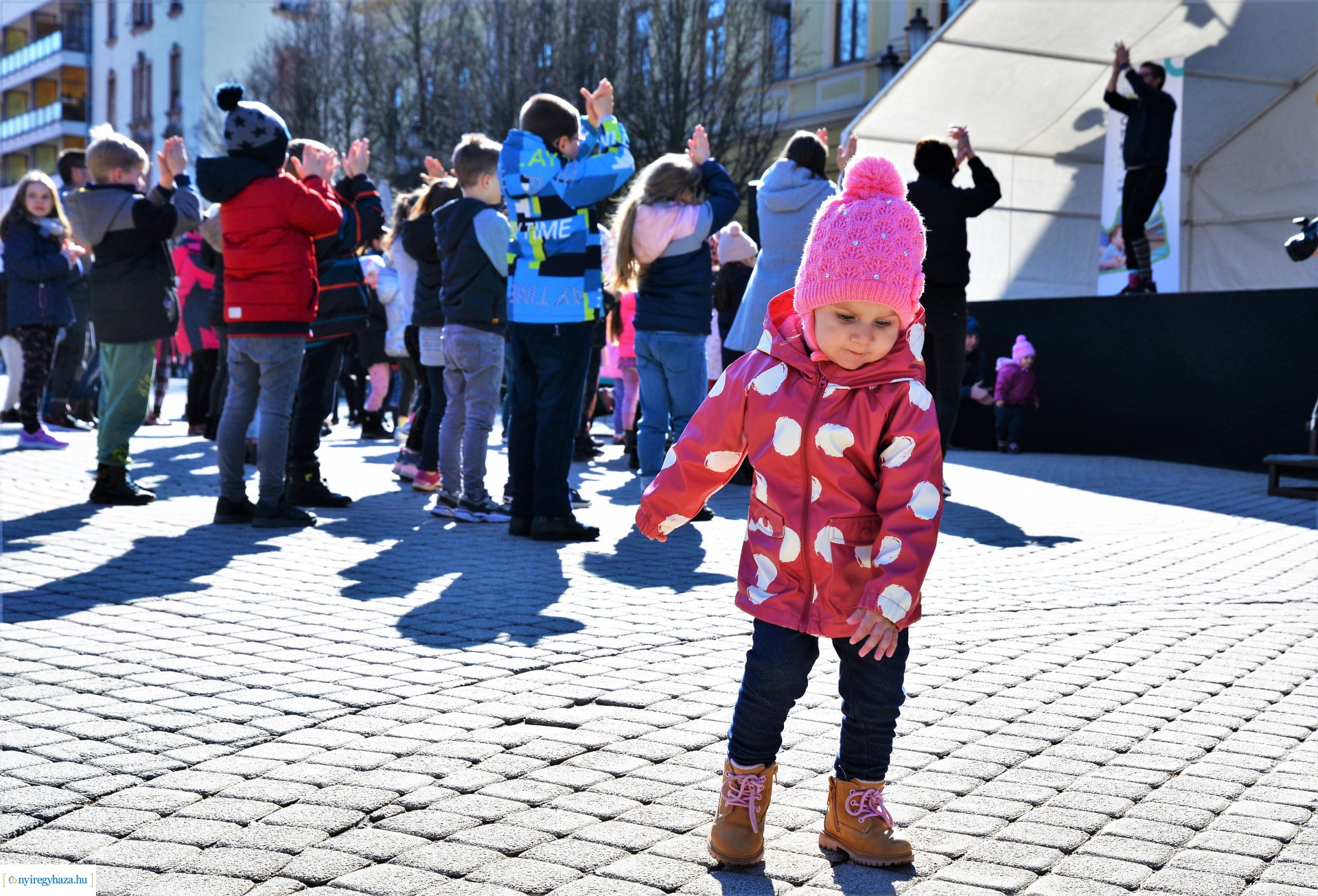 Flash mob a Down-szindróma Világnapján a Kossuth téren