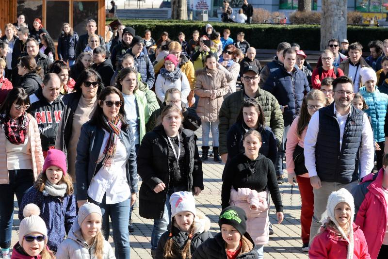 Flash mob a Down-szindróma Világnapján a Kossuth téren