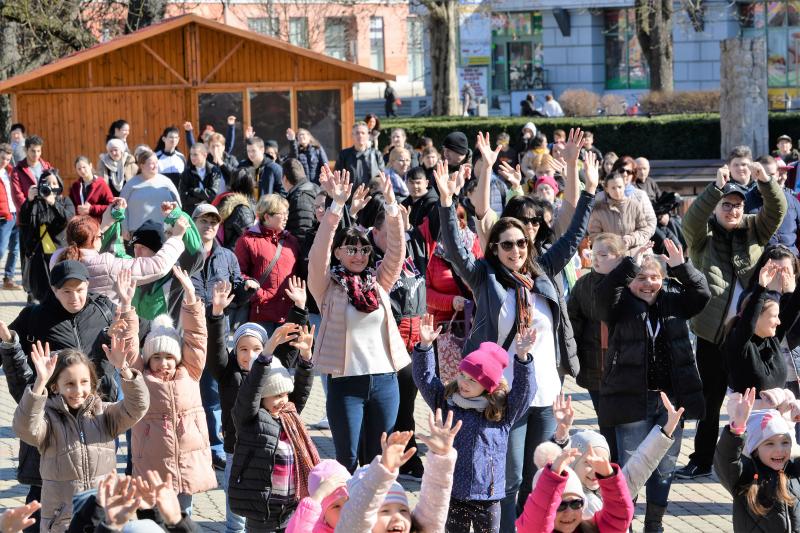 Flash mob a Down-szindróma Világnapján a Kossuth téren