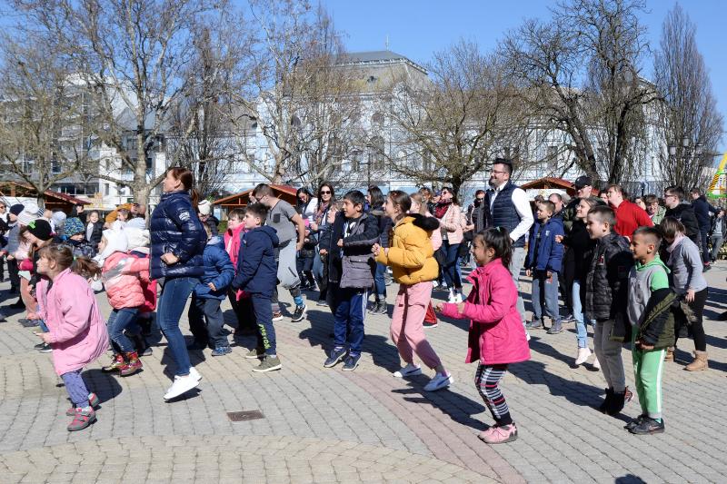 Flash mob a Down-szindróma Világnapján a Kossuth téren