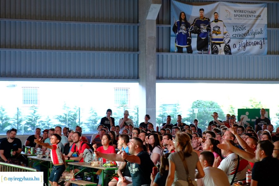 Foci EB 2021 szurkolás