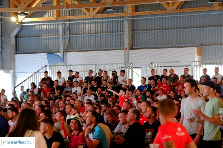 Foci EB 2021 szurkolás