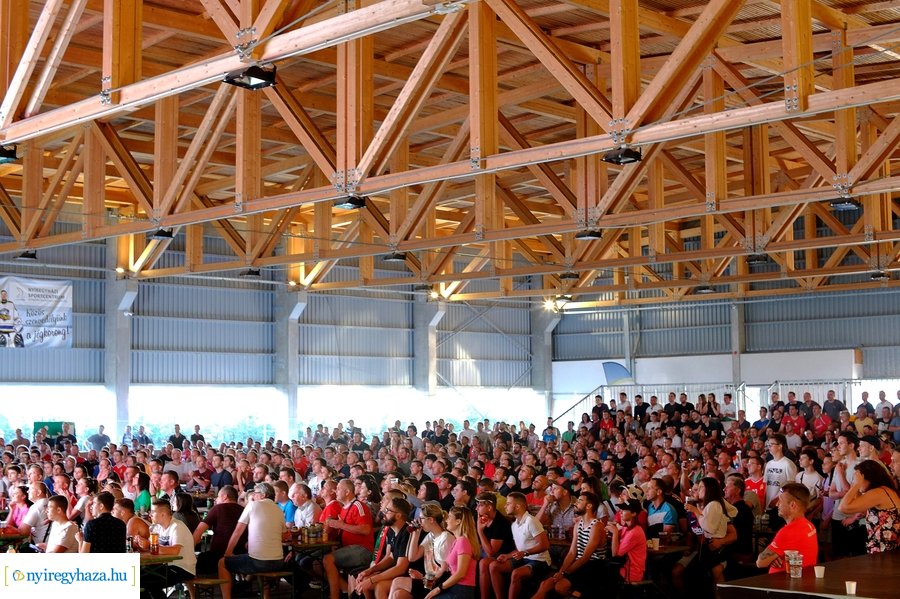 Foci EB 2021 szurkolás