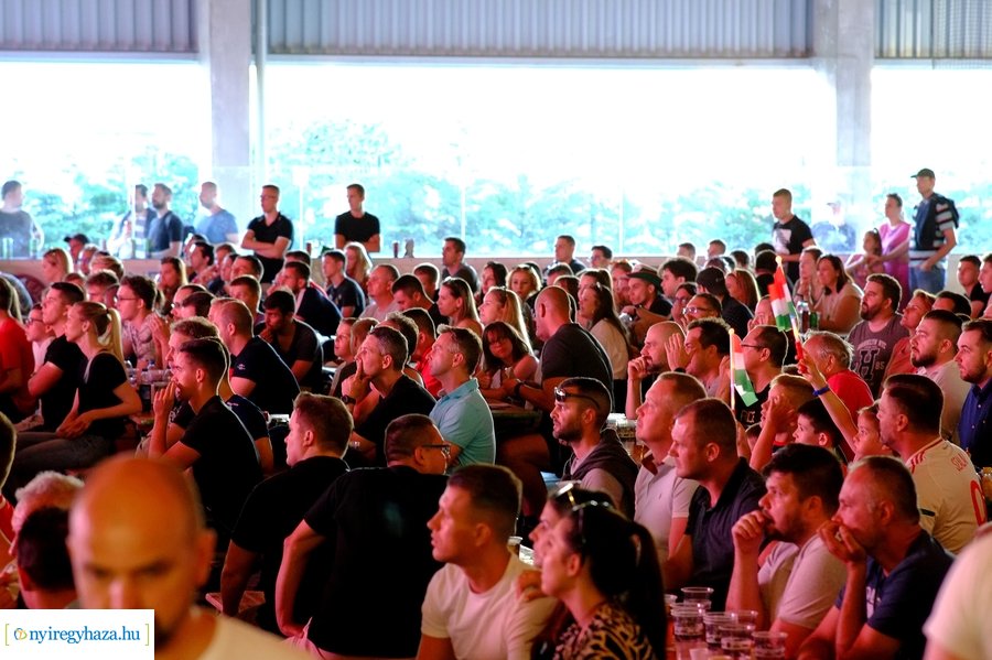 Foci EB 2021 szurkolás