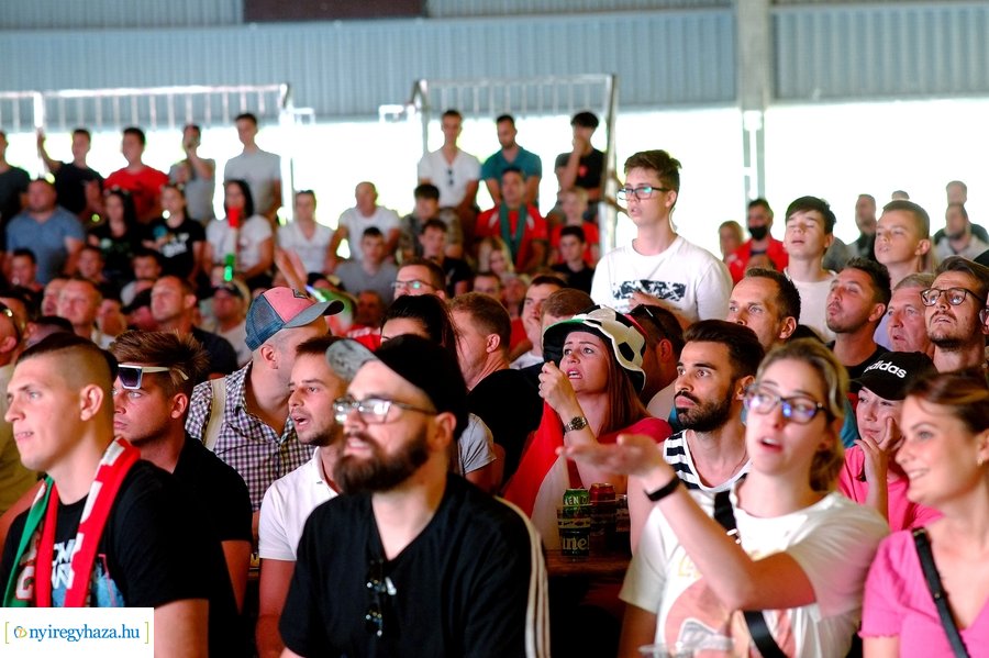 Foci EB 2021 szurkolás