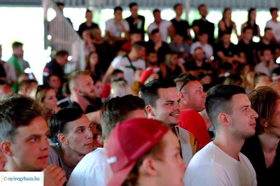 Foci EB 2021 szurkolás