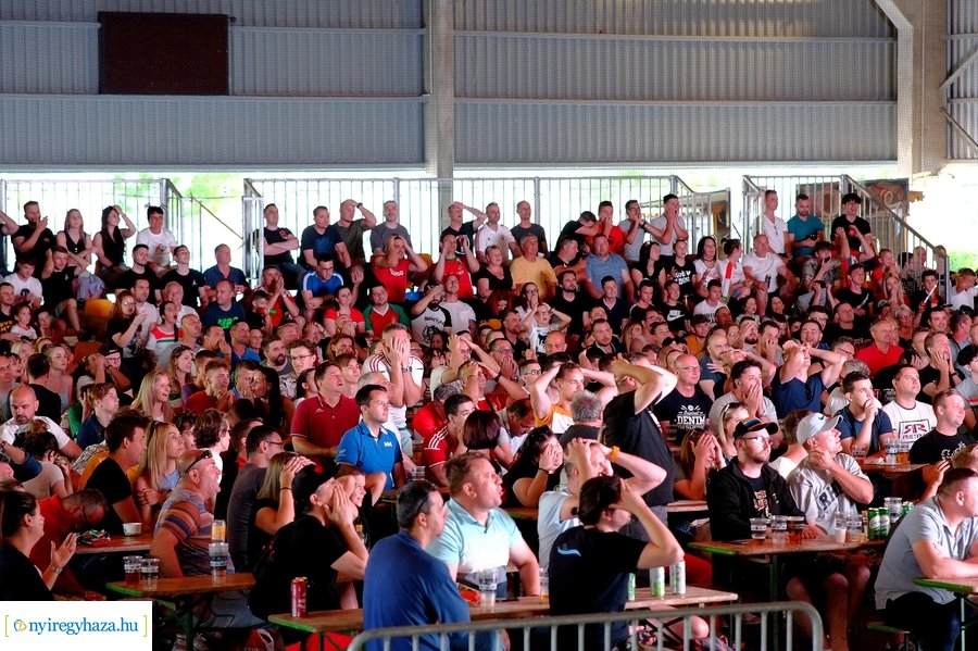 Foci EB 2021 szurkolás