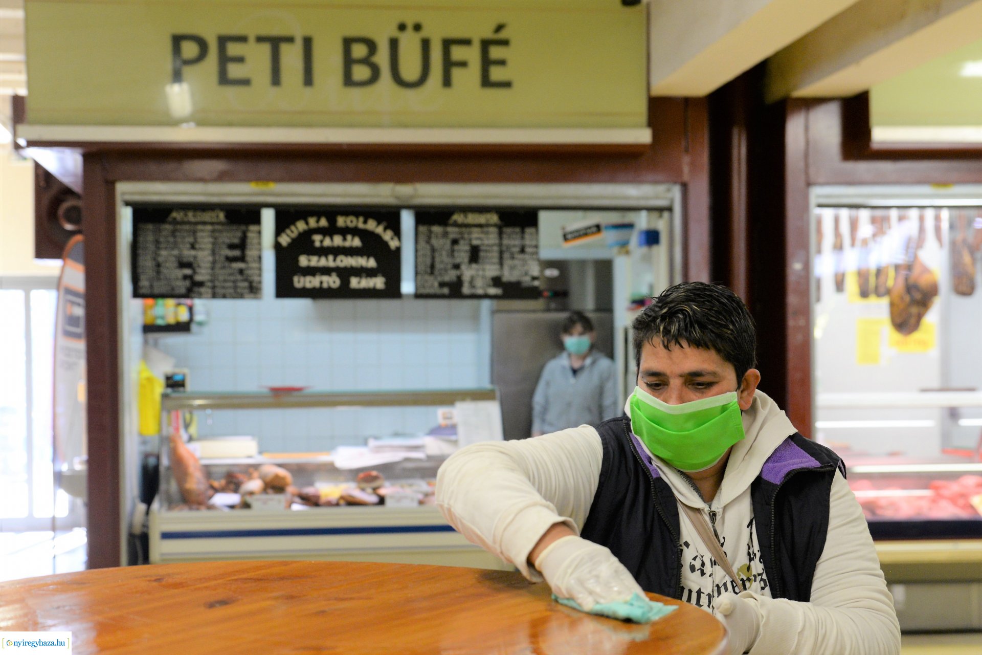 Folyamatos a fertőtlenítés a Piaccsarnokban is