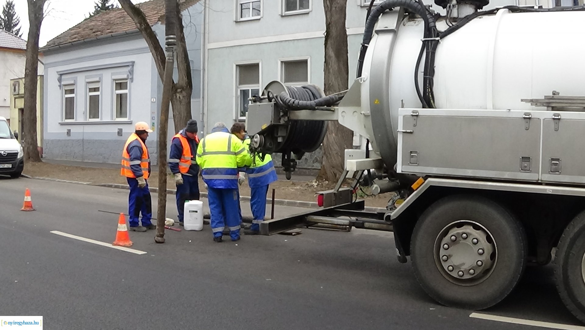Folytatódott a csatornahálózat tisztítása a belvárosban