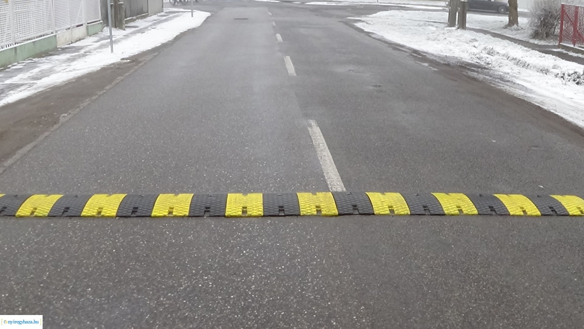 Forgalomlassító bordát helyeztek el a közelmúltban a Kinizsi utcán 