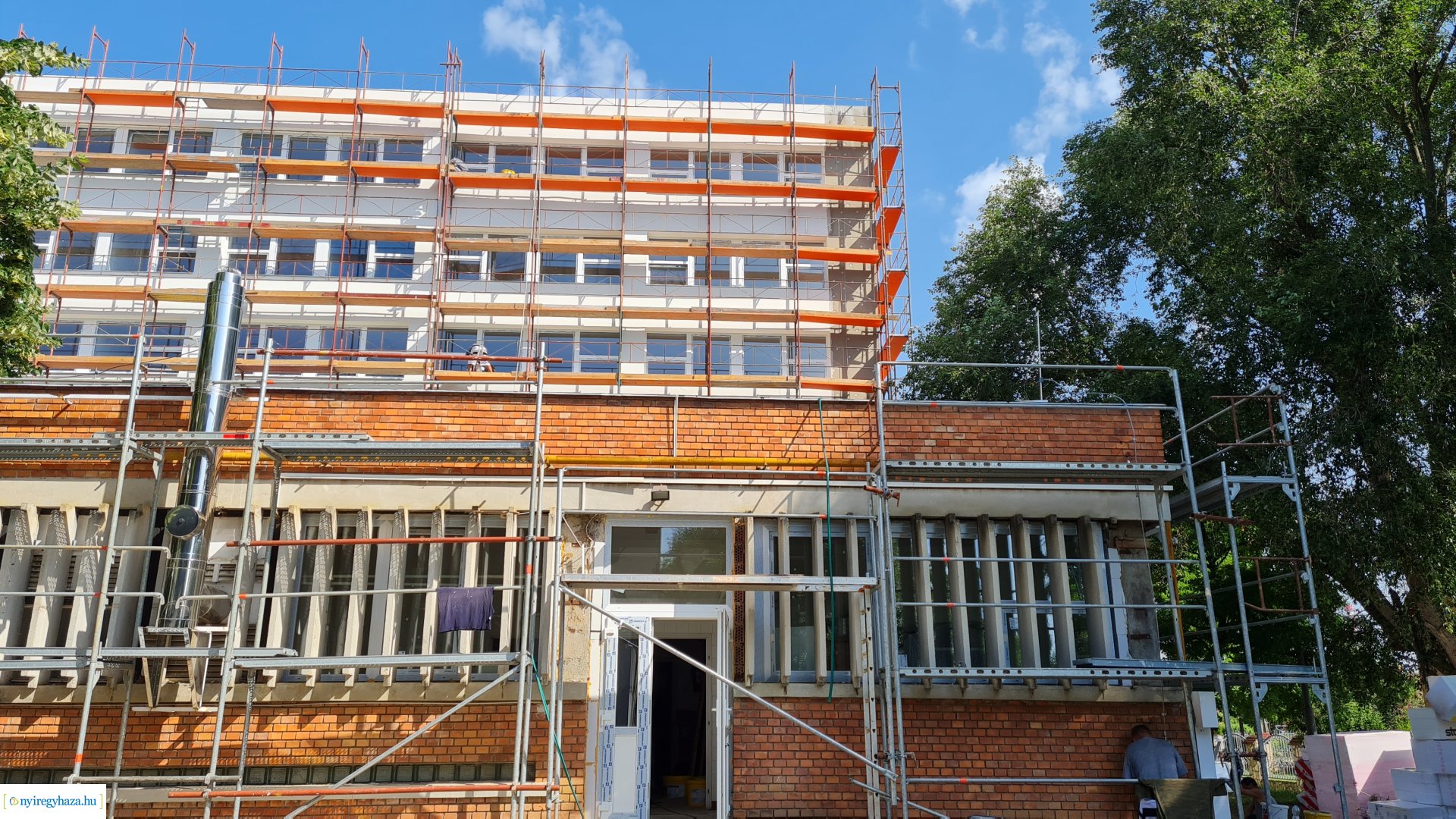    Fotókon a  Vécsey köz 4. szám alatti önkormányzati épület, a Kodály Zoltán Általános Iskola és a NYSZC Wesselényi Miklós Szakgimnázium, Szakközépiskola épületeinek energetikai korszerűsítése