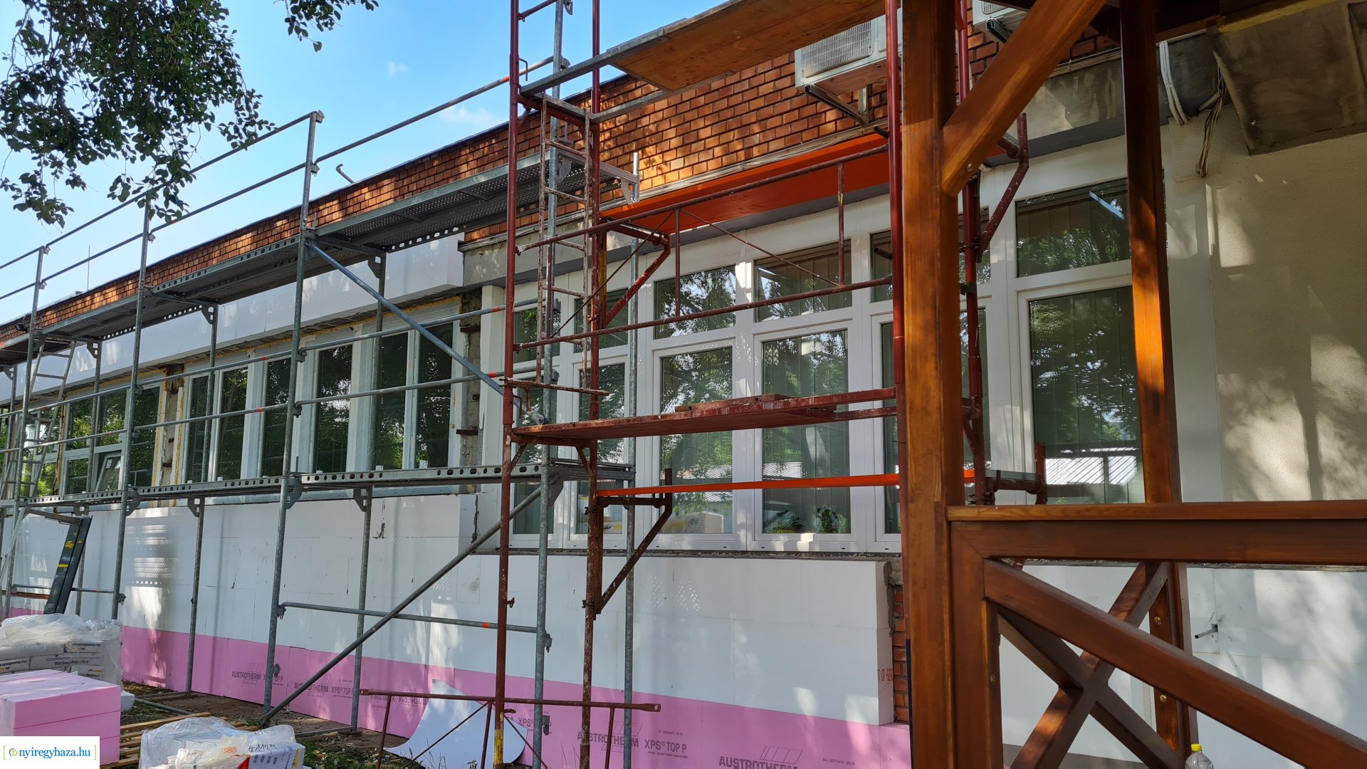    Fotókon a  Vécsey köz 4. szám alatti önkormányzati épület, a Kodály Zoltán Általános Iskola és a NYSZC Wesselényi Miklós Szakgimnázium, Szakközépiskola épületeinek energetikai korszerűsítése