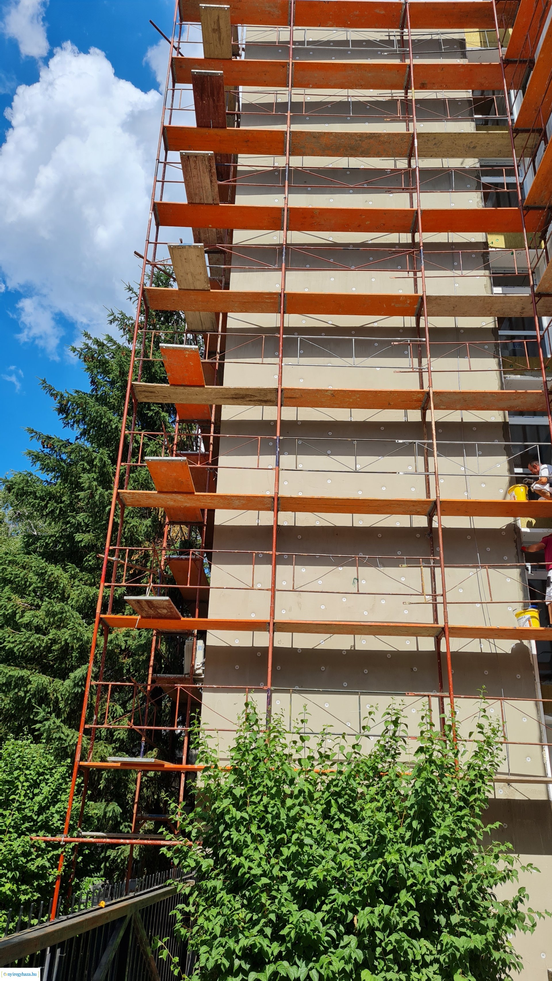    Fotókon a  Vécsey köz 4. szám alatti önkormányzati épület, a Kodály Zoltán Általános Iskola és a NYSZC Wesselényi Miklós Szakgimnázium, Szakközépiskola épületeinek energetikai korszerűsítése