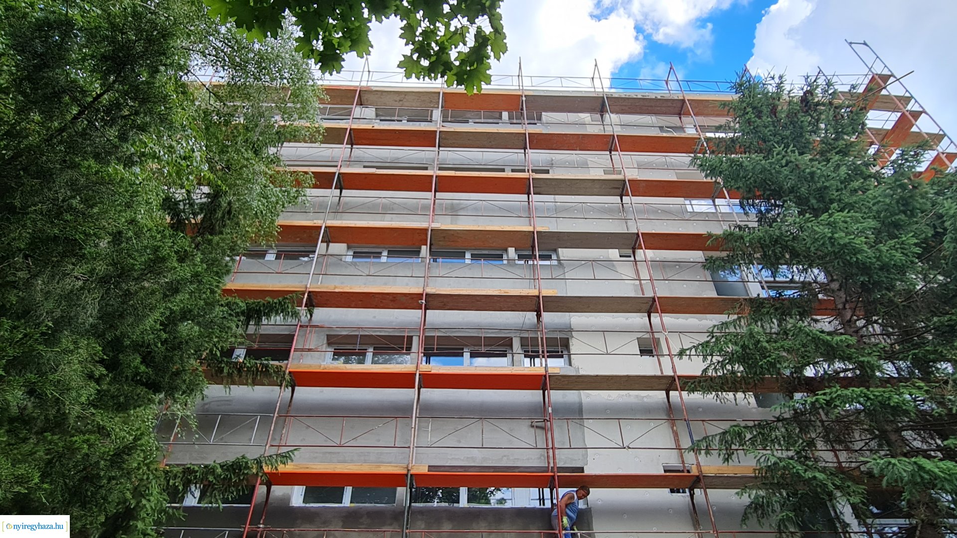    Fotókon a  Vécsey köz 4. szám alatti önkormányzati épület, a Kodály Zoltán Általános Iskola és a NYSZC Wesselényi Miklós Szakgimnázium, Szakközépiskola épületeinek energetikai korszerűsítése